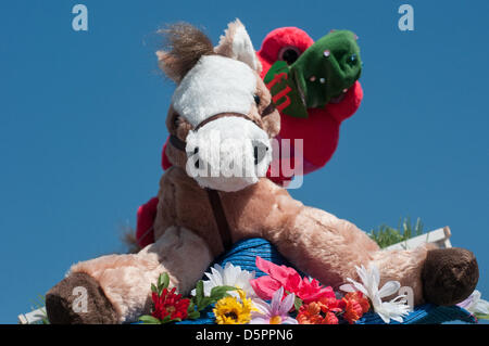 6 aprile 2013 - Raeford, North Carolina, Stati Uniti - Dettaglio del cappello di Charlotte Huff, da Ashley altezze, N.C., presso la sessantaduesima Stoneybrook annuale siepi vicino Raeford, N.C., Aprile 6, 2013. Questo rito annuale di primavera nel Sandhills della Carolina del Nord ha visto generazioni di famiglie provengono anno dopo anno. (Credito Immagine: © Timothy L. Hale/ZUMAPRESS.com) Foto Stock