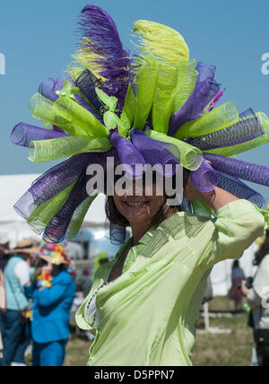 6 aprile 2013 - Raeford, North Carolina, Stati Uniti - DENISE HOLLIDAY, di Fayetteville, N.C., mostra il suo 'Spring è spuntata' cappello della 62a Stoneybrook annuale siepi vicino Raeford, N.C., Aprile 6, 2013. Questo rito annuale di primavera nel Sandhillsof Carolina del Nord ha visto generazioni di famiglie provengono anno dopo anno. (Credito Immagine: © Timothy L. Hale/ZUMAPRESS.com) Foto Stock