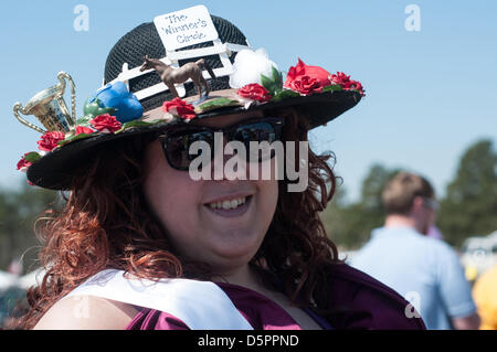 6 aprile 2013 - Raeford, North Carolina, Stati Uniti - RENEE DREXLER, di Fayetteville, N.C. mostra il suo "Winner's Circle' cappello della 62a Stoneybrook annuale siepi vicino Raeford, N.C., Aprile 6, 2013. Questo rito annuale di primavera nel Sandhills della Carolina del Nord ha visto generazioni di famiglie provengono anno dopo anno. (Credito Immagine: © Timothy L. Hale/ZUMAPRESS.com) Foto Stock