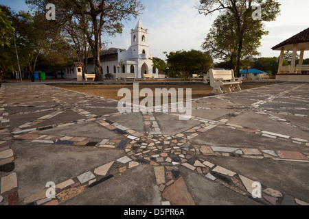 Il parco e la chiesa di La Pintada village, Cocle Affitto provincia, Repubblica di Panama. Foto Stock