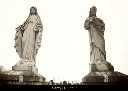 Le statue della Vergine Maria e Cristo sulla tomba del cimitero Foto Stock