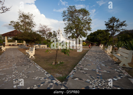 Il bellissimo parco e chiesa di La Pintada village, Cocle Affitto provincia, Repubblica di Panama. Foto Stock