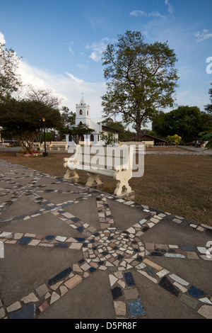 Il parco e la chiesa di La Pintada village, Cocle Affitto provincia, Repubblica di Panama. Foto Stock