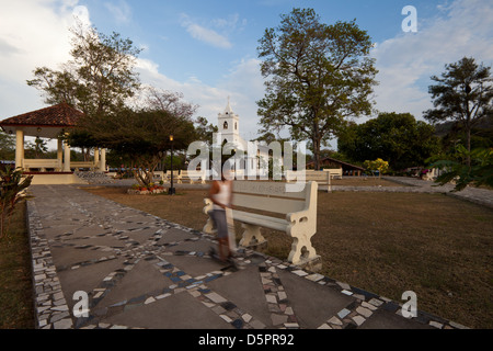 Il bellissimo parco e chiesa di La Pintada village, Cocle Affitto provincia, Repubblica di Panama. Foto Stock