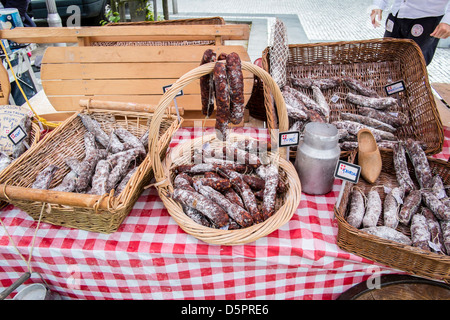 Salsicce fresche per la vendita su un mercato in stallo nel mercato di Calais, Francia Foto Stock