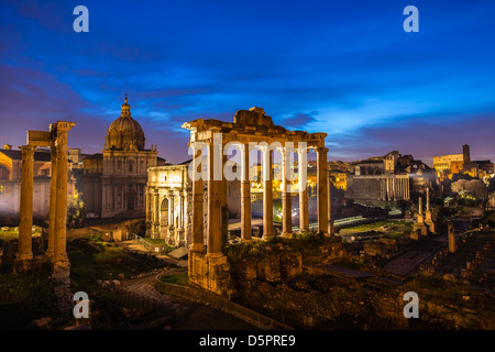 Foro Romano di notte a Roma, Italia Foto Stock