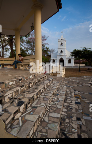 Il bellissimo parco e chiesa di La Pintada village, Cocle Affitto provincia, Repubblica di Panama. Foto Stock