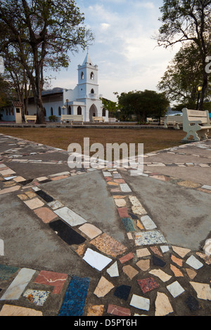 Il parco e la chiesa di La Pintada village, Cocle Affitto provincia, Repubblica di Panama. Foto Stock