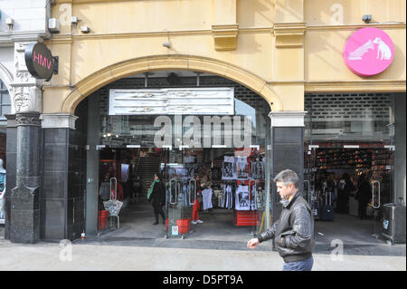 Coventry Street, Londra, Regno Unito. Il 7 aprile 2013. Il chiuso HMV store nel Trocadero in Coventry Street è ora un negozio di vendita di bagagli e borse. Foto Stock