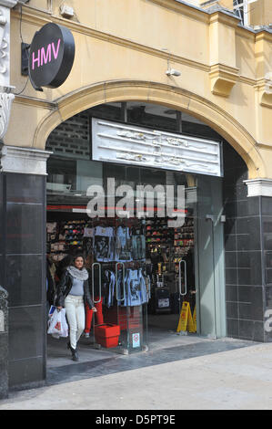 Coventry Street, Londra, Regno Unito. Il 7 aprile 2013. Il chiuso HMV store nel Trocadero in Coventry Street è ora un negozio di vendita di bagagli e borse. Foto Stock