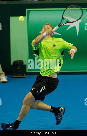 Coventry, Regno Unito. 7 Aprile, 2013. La Russia Dmitry TURSUNOV giocando contro la Gran Bretagna James Ward durante l'Euro/Africa Zona Gruppo I Coppa Davis tirante tra la Gran Bretagna e la Russia dalla Ricoh Arena. Foto Stock