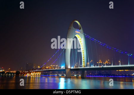 Scena notturna del ponte Liede con una brillante luce spot nella città di Guangzhou in Cina Foto Stock