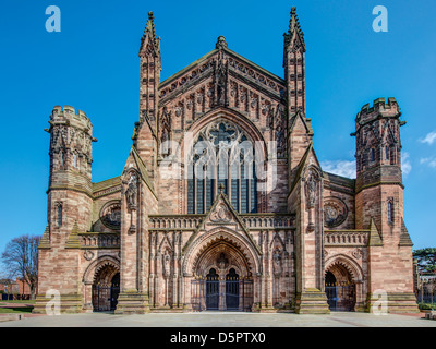 Vista della facciata ovest della cattedrale di Hereford da giardino Foto Stock