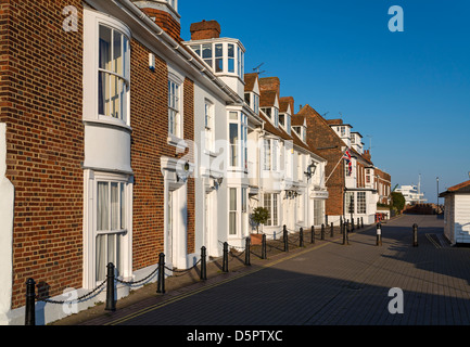 Case sul lungomare a Burnham Foto Stock