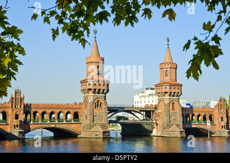 Oberbaum Bruecke (ponte) a Berlino Germania Foto Stock