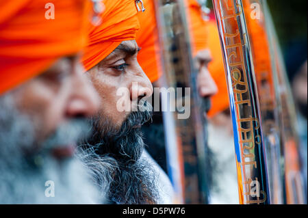 Londra, Regno Unito. Il 7 aprile 2013. Uno dei Panj Piare durante le celebrazioni di Nagar Kirtan a Southall. Credito: Piero Cruciatti/Alamy Live News Foto Stock