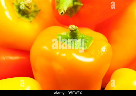 Peperoni multicolore. Peperoni rossi, gialli, verdi come semaforo.  Giocattolo didattico fai da te per bambini su sfondo bianco. Treno per  bambini da fo Foto stock - Alamy