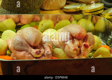 Poussin e verdure miste preparati pronti per la tostatura in una tostatura di rame vassoio. Foto Stock