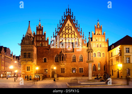 Il vecchio municipio di Wroclaw, Polonia, di notte Foto Stock