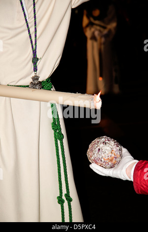 Penitente la cera dalle candele dare ai bambini. Foto Stock