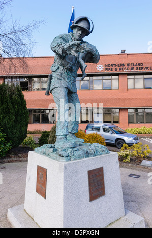 Statua di un vigile del fuoco rescueing un bambino all'Irlanda del Nord di soccorso ed antincendio sede di servizio, Lisburn Foto Stock