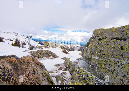 Moss pietra e abeti di neve sulle colline di ski resort Kopaonik, Serbia Foto Stock