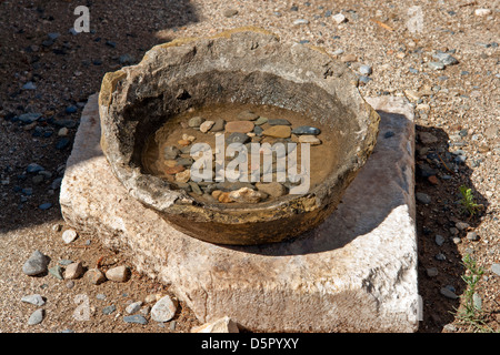 Ciotola in scavato e ricostruito rovine dell età del bronzo palazzo minoico di Cnosso, sull'isola greca di Creta Foto Stock