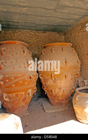 Vasi di storage al scavato e ricostruito le rovine del palazzo minoico di Cnosso, sull'isola greca di Creta Foto Stock