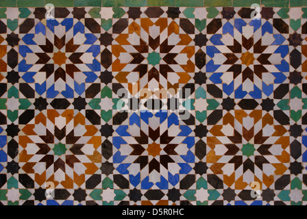 Piastrelle di Moresco nel Ben Youssef madrasa, Marrakech, Marocco. Foto Stock