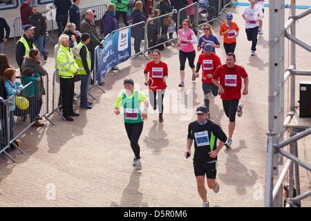 Bournemouth, Regno Unito il 7 aprile 2013. Baia di Bournemouth Esegui. Bournemouth costiere solo mezza maratona - i partecipanti corrono lungo il canale inglese costa per sollevare i fondi vitali per il British Heart Foundation la carità per la lotta contro la malattia di cuore. Il popolare evento fornisce l'opzione di una mezza maratona, 10k Run, 5k Run e 1k e per il divertimento di tutta la famiglia correre lungo di Bournemouth fronte mare. Credito: Carolyn Jenkins / Alamy Live News Foto Stock