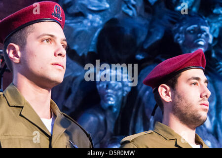 Gerusalemme, Israele. Il 7 aprile 2013. Un IDF paracadutisti" la guardia d'Onore prende parte alla cerimonia di apertura per olocausto dei martiri ed eroi' giorno del ricordo, nel ghetto di Varsavia Square a Yad Vashem Holocaust Museum. Gerusalemme, Israele. 7-Aprile-2013. Israele commemora olocausto dei martiri ed eroi' giorno del ricordo con una cerimonia di apertura a Yad Vashem Holocaust Museum. Quest'anno il tema centrale è 'Defiance e ribellione durante l'olocausto: 70 anni dopo l'insurrezione del Ghetto di Varsavia'. Credito: Nir Alon / Alamy Live News Foto Stock