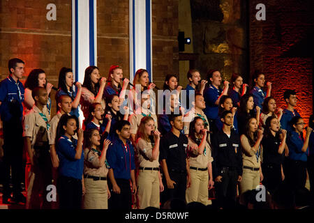 Gerusalemme, Israele. Il 7 aprile 2013. Il movimento giovanile coro "esegue il canto delle erbe" alla cerimonia di apertura per olocausto dei martiri ed eroi' giorno del ricordo, nel ghetto di Varsavia Square a Yad Vashem Holocaust Museum. Gerusalemme, Israele. 7-Aprile-2013. Israele commemora olocausto dei martiri ed eroi' giorno del ricordo con una cerimonia di apertura a Yad Vashem Holocaust Museum. Quest'anno il tema centrale è 'Defiance e ribellione durante l'olocausto: 70 anni dopo l'insurrezione del Ghetto di Varsavia'. Credito: Nir Alon / Alamy Live News Foto Stock