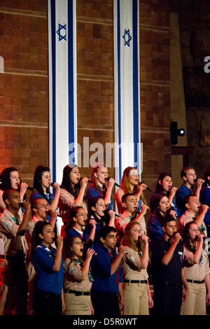 Gerusalemme, Israele. Il 7 aprile 2013. Il movimento giovanile coro "esegue il canto delle erbe" alla cerimonia di apertura per olocausto dei martiri ed eroi' giorno del ricordo, nel ghetto di Varsavia Square a Yad Vashem Holocaust Museum. Gerusalemme, Israele. 7-Aprile-2013. Israele commemora olocausto dei martiri ed eroi' giorno del ricordo con una cerimonia di apertura a Yad Vashem Holocaust Museum. Quest'anno il tema centrale è 'Defiance e ribellione durante l'olocausto: 70 anni dopo l'insurrezione del Ghetto di Varsavia'. Credito: Nir Alon / Alamy Live News Foto Stock