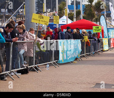 Bournemouth, Regno Unito il 7 aprile 2013. Baia di Bournemouth Esegui. Bournemouth costiere solo mezza maratona - i partecipanti corrono lungo il canale inglese costa per sollevare i fondi vitali per il British Heart Foundation la carità per la lotta contro la malattia di cuore. Il popolare evento fornisce l'opzione di una mezza maratona, 10k Run, 5k Run e 1k e per il divertimento di tutta la famiglia correre lungo di Bournemouth fronte mare. Credito: Carolyn Jenkins / Alamy Live News Foto Stock