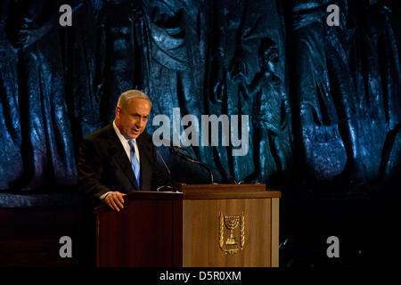 Gerusalemme, Israele. Il 7 aprile 2013. Il primo ministro Benjamin Netanyahu parla alla cerimonia di apertura per olocausto dei martiri ed eroi' giorno del ricordo a Yad Vashem Holocaust Museum. Gerusalemme, Israele. 7-Aprile-2013. Israele commemora olocausto dei martiri ed eroi' giorno del ricordo con una cerimonia di apertura a Yad Vashem Holocaust Museum. Quest'anno il tema centrale è 'Defiance e ribellione durante l'olocausto: 70 anni dopo l'insurrezione del Ghetto di Varsavia'. Credito: Nir Alon / Alamy Live News Foto Stock