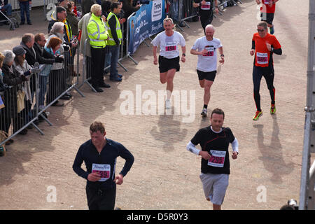 Bournemouth, Regno Unito il 7 aprile 2013. Baia di Bournemouth Esegui. Bournemouth costiere solo mezza maratona - i partecipanti corrono lungo il canale inglese costa per sollevare i fondi vitali per il British Heart Foundation la carità per la lotta contro la malattia di cuore. Il popolare evento fornisce l'opzione di una mezza maratona, 10k Run, 5k Run e 1k e per il divertimento di tutta la famiglia correre lungo di Bournemouth fronte mare. Credito: Carolyn Jenkins / Alamy Live News Foto Stock