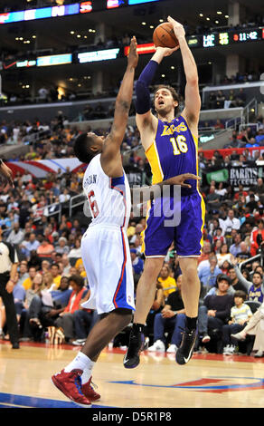 Los Angeles, California, USA. Il 7 aprile 2013. Los Angeles Lakers avanti potenza Pau Gasol #16 Spara la palla su Los Angeles Clippers center DeAndre Jordan #6 nella seconda metà della NBA Basketball gioco tra i Los Angeles Lakers e Los Angeles Clippers a Staples Center di Los Angeles, California..Il Los Angeles Clippers sconfiggere i Los Angeles Lakers 109-95.Louis Lopez/CSM/Alamy Live News Foto Stock