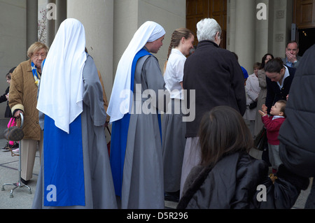 Le monache e churchgoers all esterno della Basilica del Santuario Nazionale dell Immacolata Concezione a Washington DC la Domenica di Pasqua Foto Stock