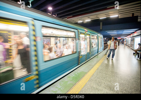 La ferrovia locale trasporti a Santiago del Cile Foto Stock