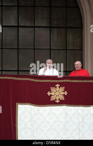 Roma, Italia. Il 7 aprile 2013. Papa Francesco I durante la cerimonia di insediamento in Arcibasilica di San Giovanni in Laterano. Dopo la Messa il Papa si è affacciato alla cappella centrale. Ecco saluto la folla. Credito: Mattia Dantonio / Alamy Live News Foto Stock