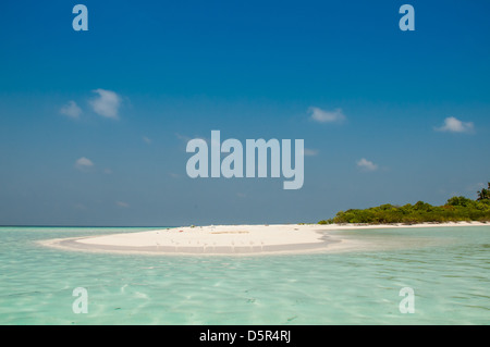 Spiaggia tropicale con sabbia bianca Foto Stock