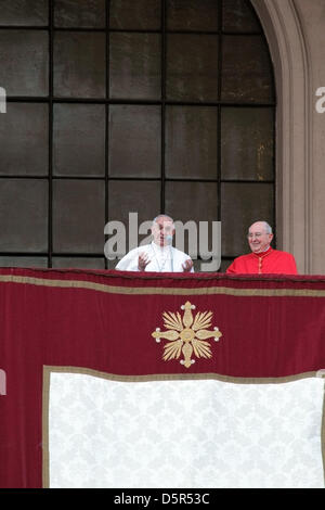 Roma, Italia. Il 7 aprile 2013. Papa Francesco I durante la cerimonia di insediamento in Arcibasilica di San Giovanni in Laterano. Dopo la Messa il Papa si è affacciato alla cappella centrale. Credito: Mattia Dantonio / Alamy Live News Foto Stock