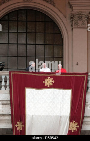 Roma, Italia. Il 7 aprile 2013. Papa Francesco I durante la cerimonia di insediamento in Arcibasilica di San Giovanni in Laterano. Dopo la Messa il Papa si è affacciato alla cappella centrale. Credito: Mattia Dantonio / Alamy Live News Foto Stock