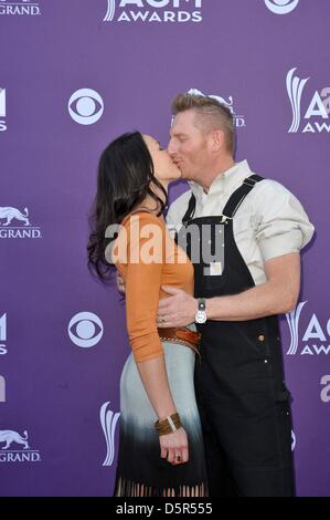 Las Vegas, Nevada, USA. Il 7 aprile 2013. Rory Lee Feek, Joey Martin Feek presso gli arrivi per 48th annuale di Accademia di Musica Country (ACM) Awards - Gli arrivi 2, MGM Grand Garden Arena di Las Vegas, NV Aprile 7, 2013. Foto di: Elizabeth Goodenough/Everett raccolta/Alamy Live News Foto Stock