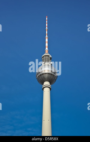 La torre della TV di Berlino Fernsehturm Alexanderplatz Germania Foto Stock