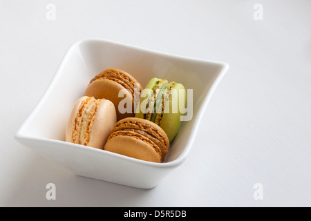 Macaron francesi d'importazione al gusto di vaniglia, mocha e pistacchio al Fairmont Empress Hotel di Victoria, Canada Foto Stock