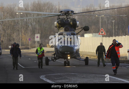 Rokycany, Repubblica Ceca. Dal 8 aprile 2013. La polizia e i soccorritori operano sul luogo di un incidente in cui un bus francese è scesa da un ponte autostradale nei pressi di Rokycany, Repubblica Ceca, a circa 80 chilometri a sud-ovest di Praga, lunedì, 8 aprile 2013. Una persona è morta e circa venti persone sono riportati feriti. (CTK foto/PT/Eret Alamy Live News) Foto Stock