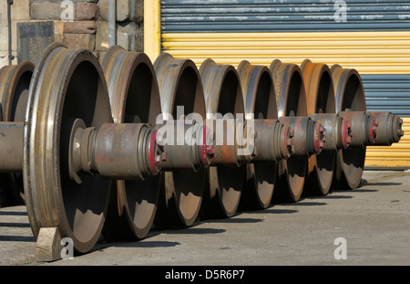 La linea della vecchia ferrovia Assali e ruote Foto Stock