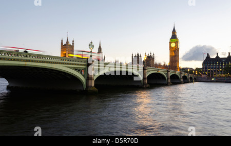 Ponte di Westminster a Londra con il Big Ben e il parlamento. Foto Stock