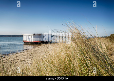 Vecchia barca casa sulla spiaggia di Studland nel Dorset Foto Stock